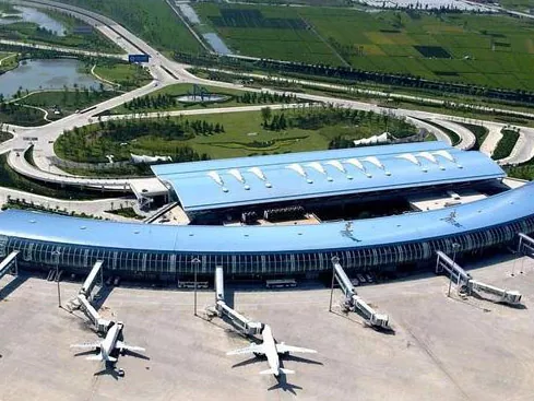 Болат жақтауы бар әуежай терминалы